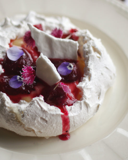 Pavlova citron-verveine, meringue croustillante, compote de canneberge