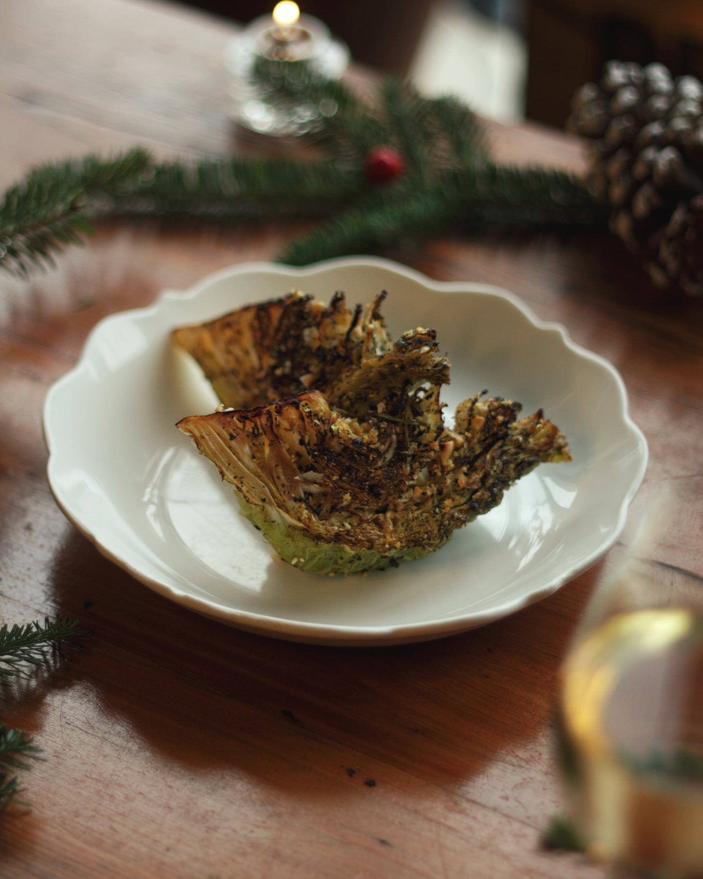 Chou de Savoie rôti, beurre noisette & noisettes grillées